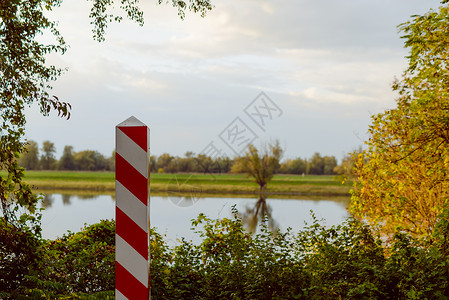 柱子边框波兰边境哨站从德国通过奥德拉河分裂出标签联盟旅行衬套柱子白色邮政绿色红色护照背景