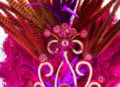 拓者用明亮的石头和羽毛装饰的头盔 用于狂欢节紫色戏服女性派对庆典舞会紫外线节日野鸡刺绣背景