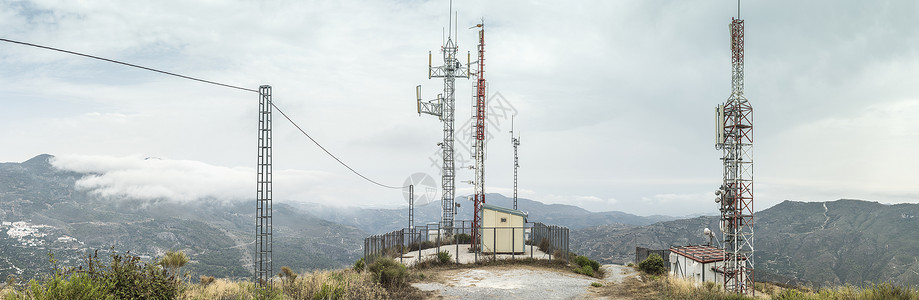 配备电视天线的电信塔台技术传播白色天空细胞中继器发射机蓝色电话电讯背景图片