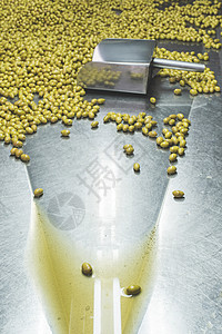 橄榄的排序生产萃取铣削机器食物机械加工绿色处女金属背景图片