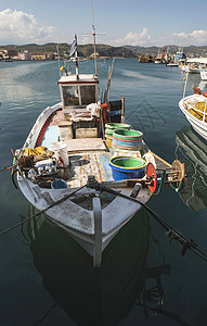 希腊的渔船海洋海岸天空渔夫运输蓝色码头假期港口渔业欧洲高清图片素材