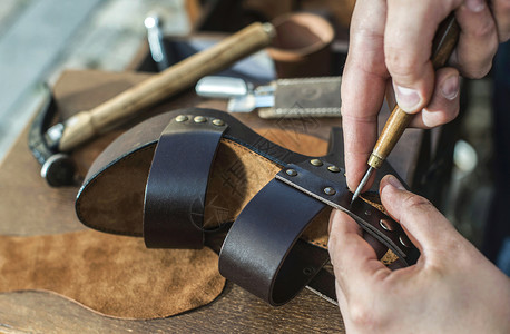 制鞋工匠制鞋手工业男人生产皮革维修皮匠职业传统工具大底背景