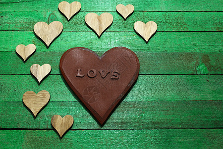 空心爱心边框一个生锈的爱心 与许多小心脏背景卡片符号母亲爱情绿色边框装饰木板爱的心背景