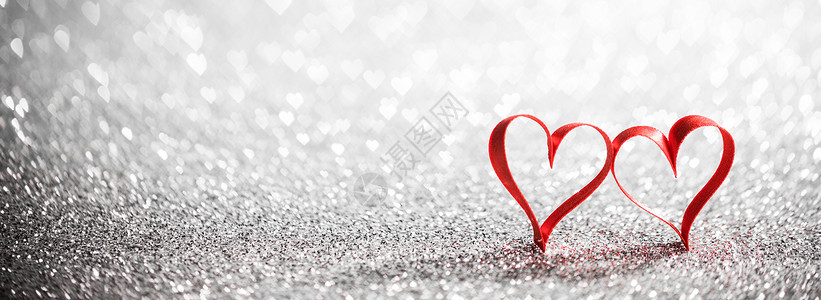 红丝心在木材上丝绸婚礼红色假期心形装饰卡片风格织物热情背景图片
