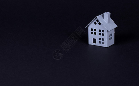 孤立在黑色背景上的房地产概念金属屋商业家庭建筑学私人灰色阴影房子地产财产背景图片