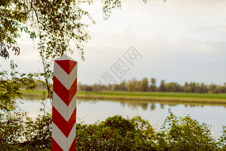 柱子边框波兰边境哨站从德国通过奥德拉河分裂出护照标签移民边框纹章国家红色柱子衬套抛光背景