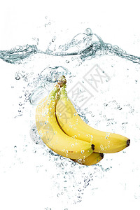 滴入水中的新鲜香蕉食物溪流飞溅生物液体气泡运动水果饮食背景图片