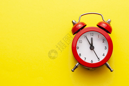 带铃声的多彩红色传统闹钟时间日程倒数钟声拨号黄色议程小时背景图片