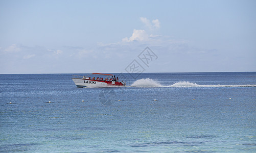 Bayahibe海上的机动艇高清图片