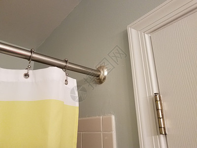 带金属棒的黄色和白色浴帘隐私卫生间织物浴室窗帘酒吧高清图片
