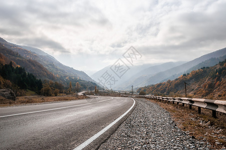 奇尔卡特山地路和天空背景 下午有云wea射线爬坡旅游树木小路旅行阴霾山路多云沥青背景