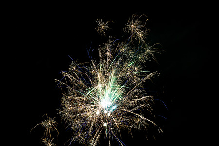 烟花爆炸动画2020 年新年五颜六色的烟花在罗马尼亚布加勒斯特的湖上空爆炸  112020创意周年照片动画辉光展示形式焰火人心颜色背景