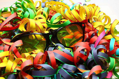 眼镜和纸飘带庆典舞会派对背景图片