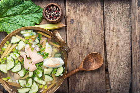 黄瓜汤带鱼的蔬菜汤植物叶子肉汤鱼汤饮食香料海鲜食物盘子草本植物背景