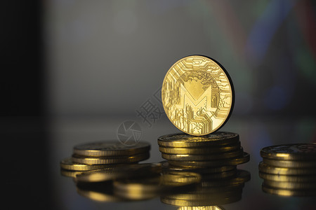 营收增长Monero 和虚拟货币概念 一堆硬币上的黄金 monero 比特币 带有价值增长和下降的图表 采矿或区块链技术互联网会计库存收背景