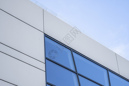 等角透视建筑物窗户中天空的倒影 蓝天上的现代玻璃摩天大楼的透视和暗角视图 营业所或公司大楼的窗户建筑城市工作反射场景金融市中心技术办公室背景