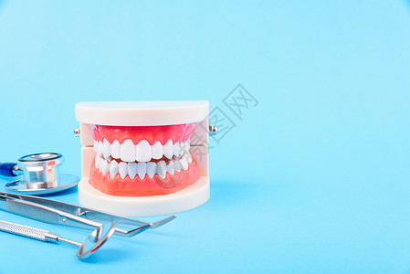 牙科卫生保健概念 白牙和牙医工具 用于口服乐器病人喷砂治疗牙膏美丽镜子职业医院背景图片
