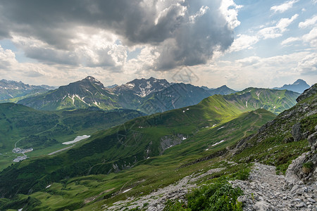 阿齐拉尔阿尔盖乌阿尔卑斯山大Widderstein山上登山岩石活动蓝色远足外表阳光背包高山山地行假期背景