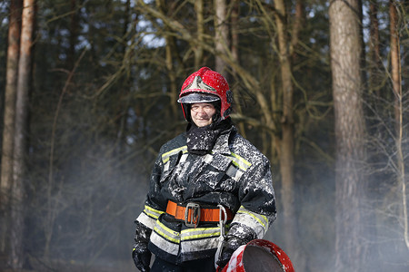 森林消防员火烧人 除林火灾外的森林火灾 灭火力量危险英雄消防队员帮助风险外貌泡沫头盔救援背景