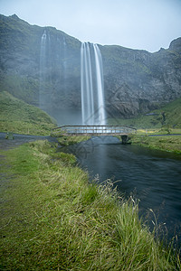 冰岛的瀑布岩石日落溪流国家地标悬崖荒野风景流动高清图片