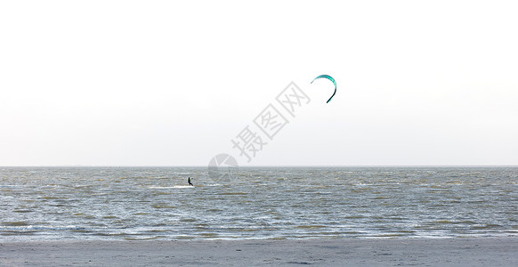 在海浪上漂浮着锦标赛男生风筝绿色运动员空气木板冲浪者活力背景图片