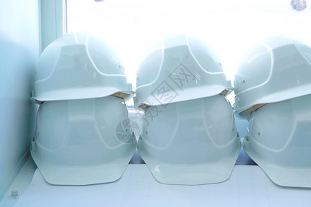 白色窗台工人的白头盔躺在窗台上 保护性维修建造说谎修理工建筑师窗户地面工具工程塑料背景