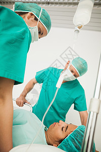 两个医生在看一个病人背景图片