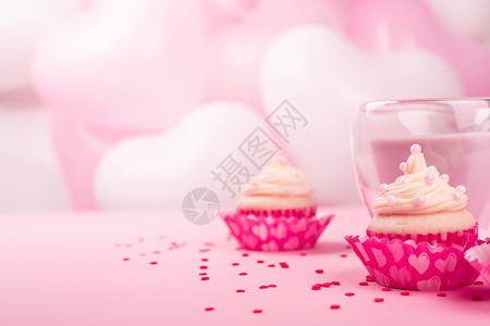 爱心杯子蛋糕情人日爱心蛋糕气球浪漫可可礼物蛋糕奶油婚礼杯子派对甜点背景