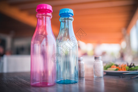 不反弹两个可再使用的塑料饮料瓶放在桌子上 回收的概念 保护反弹 重力背景