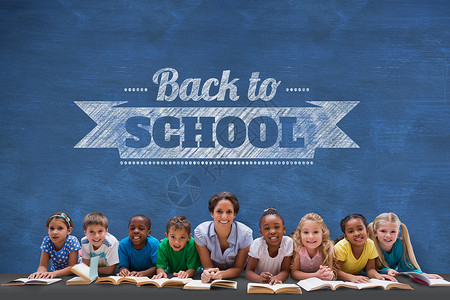 少儿早教班海报可爱学生与老师对着镜头微笑的复合形象绘图黑板教学小学快乐广告团体混血瞳孔计算机背景