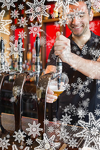 英俊的酒吧管家一品脱啤酒的综合形象玻璃喜庆框架混血时光职员微笑职业雪花男性背景图片