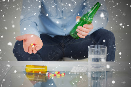 雪津啤酒近距离靠近男人看药丸和拿着瓶子下雪平板疾病闲暇处方抗生素电脑牛仔布药物衬衫背景