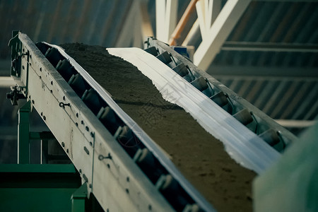 砖头生产的克莱传送线砂砾金属烘干工厂房间材料店铺砖厂面砖作品背景