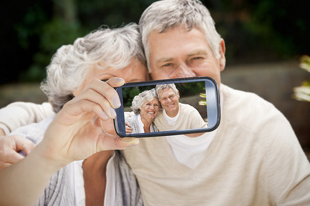 情侣在智能手机上自拍展示派对电话计算机绘图气球屏幕乐趣技术背景图片