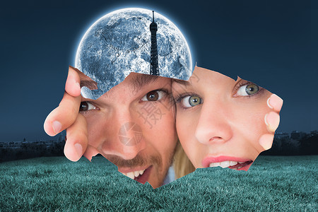 月亮表情年轻夫妇通过撕破纸偷看的复合图像表情计算机月亮眼泪夫妻女性男性微笑阴影震惊背景