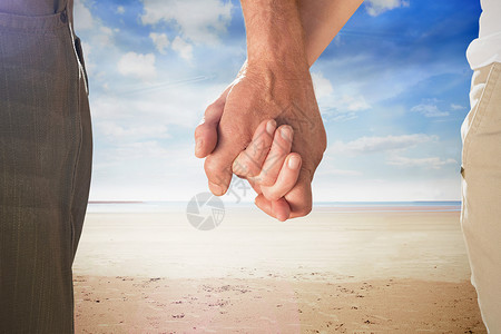 幸福的老年夫妇握手的复合形象休闲海滩夫妻阳光闲暇绘图支撑感情海洋天空背景图片