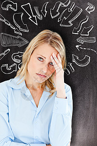 头痛妇女的综合形象图涂鸦冲击女性鬼脸痛苦绘画黑色女士计算机手绘背景图片