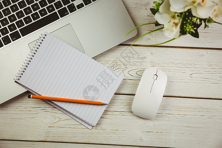 台式办公桌的盖头视图鼠标笔记本记事本桌子技术木质写作花朵表面花束背景图片