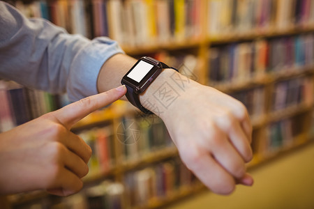 智能图书馆使用聪明手表的布朗特学生电脑智能大学生计算知识女性大学文学滚动移动背景