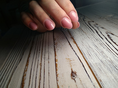 天然指甲的美丽 完美干净的修指甲女士抛光凝胶艺术手指温泉背景图片