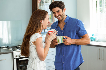年轻夫妇在喝咖啡的同时享受着快乐高清图片