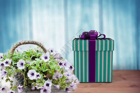 紫色条纹盒子蓝色和银色礼品盒的复合图像丝带女儿父亲紫色快乐话框展示讲话妈妈流行语背景