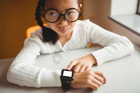小学生手表穿着聪明手表的学童小学生早教小学教育课堂设备椅子眼镜智能女性背景