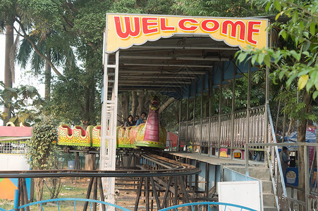 游乐火车壮观的游乐园之旅和区 以风景优美的花园兜风和休闲活动而闻名的欢乐之城 印度加尔各答 2020 年 1 月摄影建筑学幸福商业孩子目背景