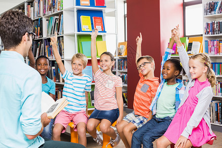 成人着色书儿童在图书馆里举起手来背景