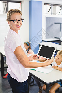班级数字素材教师在课堂上拿着数字片片的教师肖像背景
