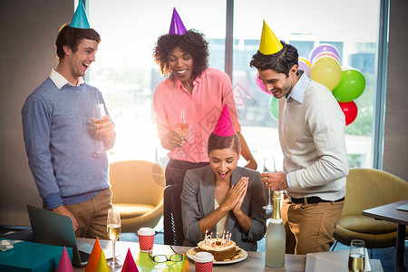 派对帽商业界人士庆祝生日节日酒杯办公室快乐商务同事玻璃休闲蛋糕享受女士背景