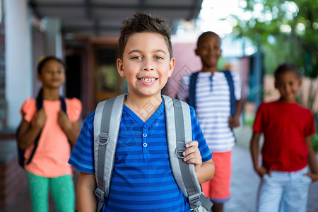 学校服装素材在学校走廊与同学们一起快乐的学校男孩背景
