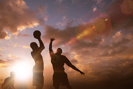 足球选手准备投球的复合图像Name续运动男性球衣活动闲暇日落投掷齿轮阳光天空背景图片