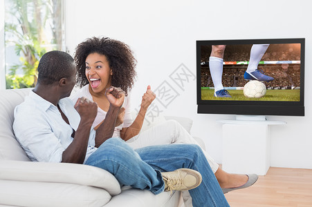 足球精神足球运动员踢球的复合图象齿轮男人女士夫妻男性蓝色电视球衣快乐感情背景